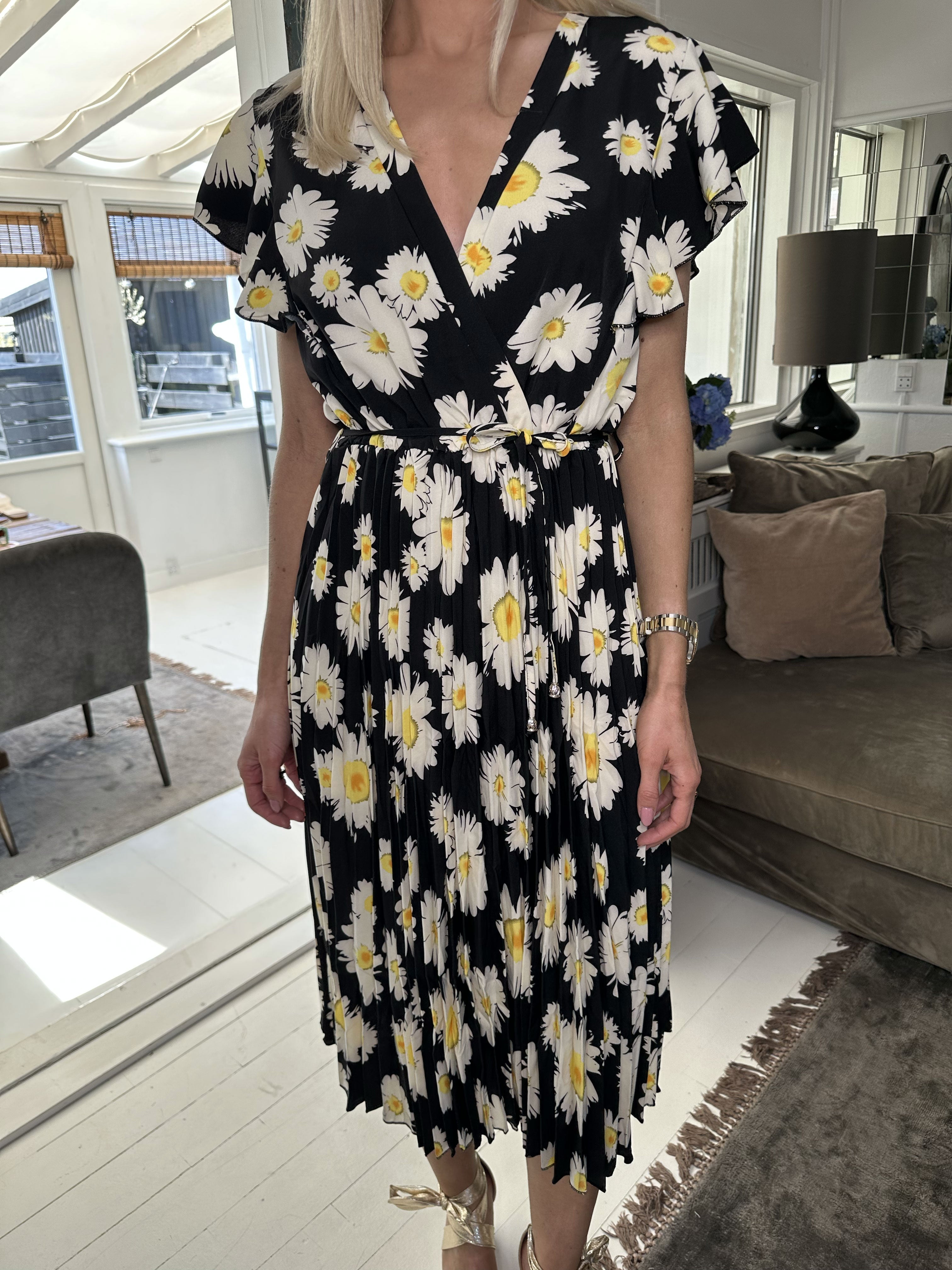 Florens - Vacker sommarklänning med volangärmar och plisserad kjol